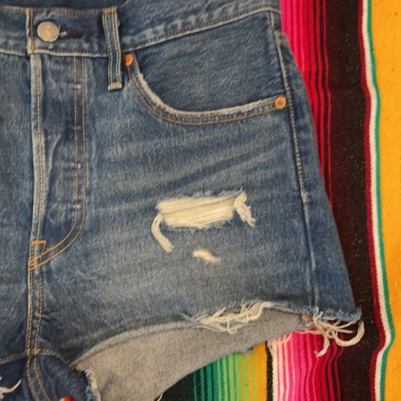 High waisted Levi’s Denim Shorts - Picture 2 of 3